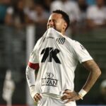 Neymar Kembali Merumput Usai Cedera Lutut, Langsung Disambut Tekel Keras Rafael Ramos