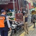 Satpol PP DKI Jakarta Tegur Pemilik Usaha di Fatmawati Akibat Parkir Sembarangan di Trotoar
