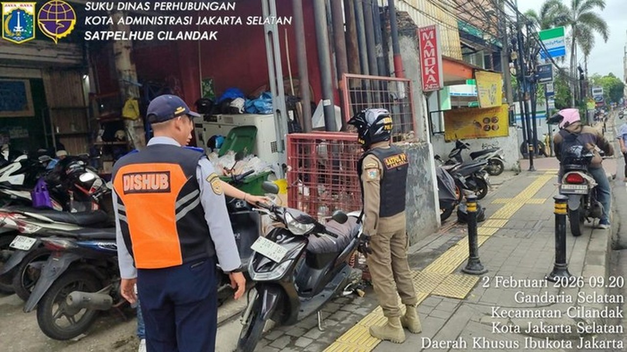 Satpol PP DKI Jakarta Tegur Pemilik Usaha di Fatmawati Akibat Parkir Sembarangan di Trotoar