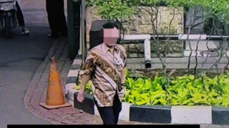 Pria Ber-Lanyard Tertangkap Curi Laptop di Hotel Mewah Jakarta Pria Ber-Lanyard Tertangkap Curi Laptop di Hotel Mewah Jakarta