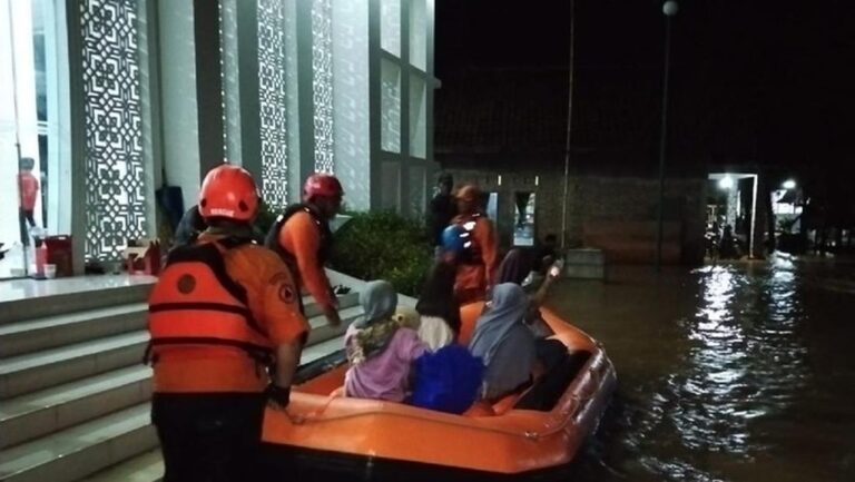 Tanggul Sungai Citalahab Jebol Lagi, Ratusan Rumah di Ciamis Terendam Banjir Bandang