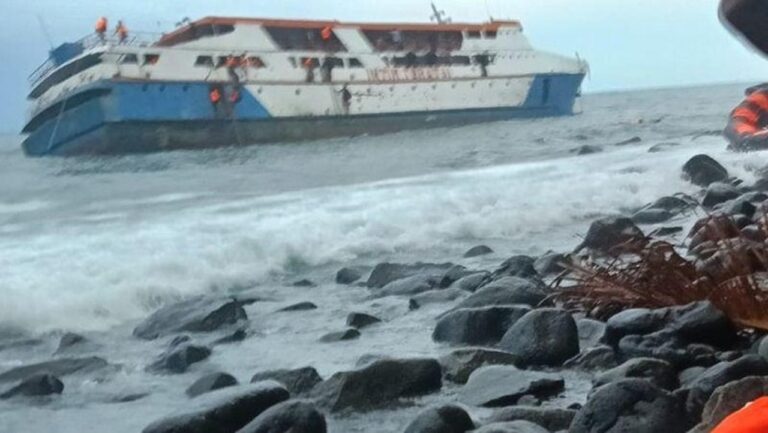 KM Intim Teratai Karam di Perairan Makian, Tim SAR Gabungan Evakuasi Penumpang