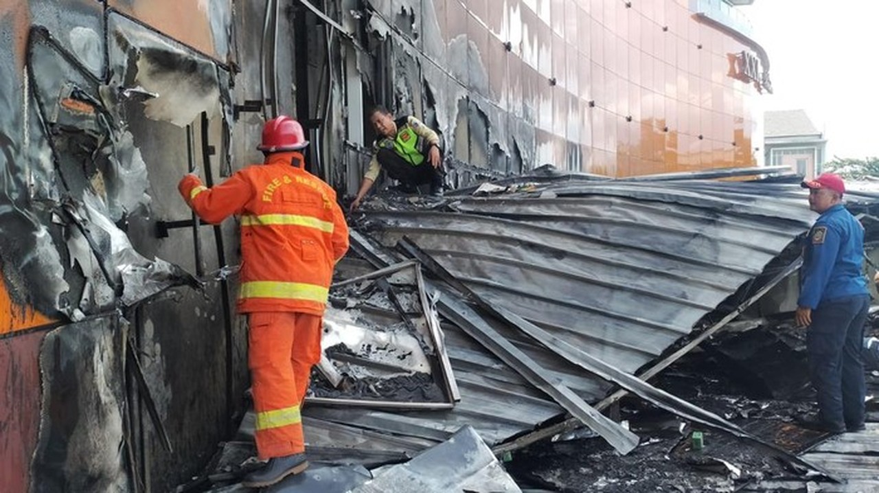 Percikan Las Proyek Logo Reklame Picu Kebakaran Mal Ciputra Cibubur