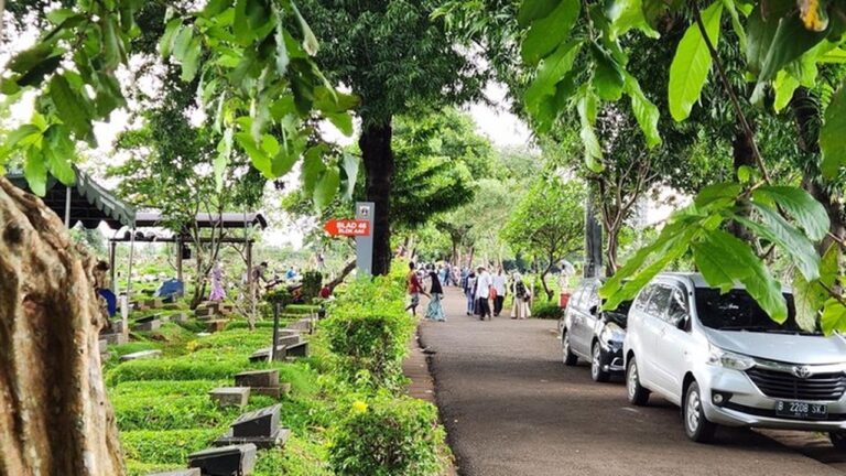 Jelang Ramadan, TPU Karet Bivak Jakarta Pusat Dipadati Peziarah