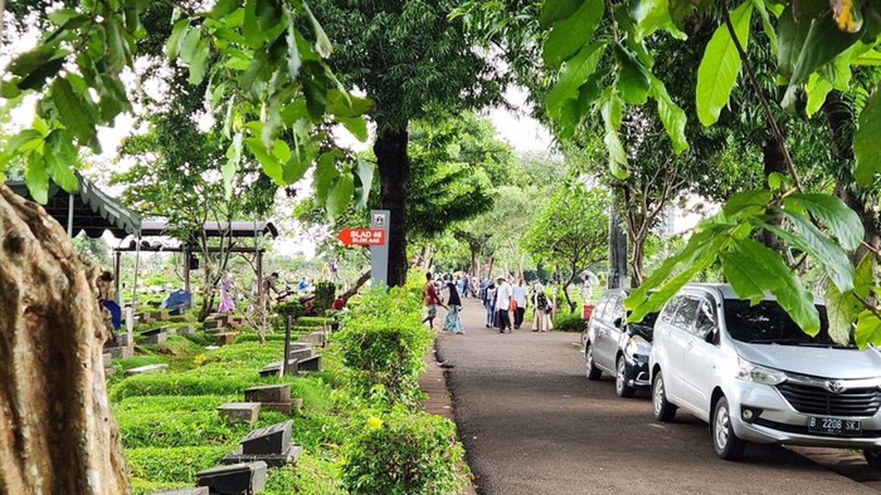 Jelang Ramadan, TPU Karet Bivak Jakarta Pusat Dipadati Peziarah