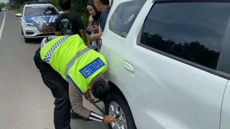Apresiasi Kakorlantas untuk Polantas Cipularang yang Bantu Pengemudi Pecah Ban di Tol