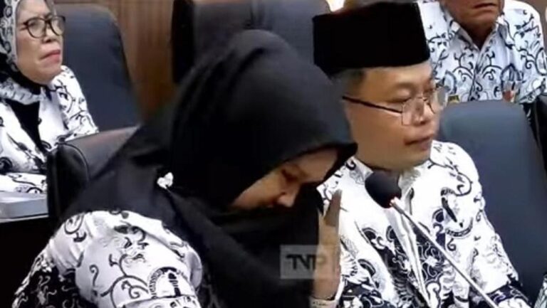 Tangisan Guru Honorer di Senayan: Keluhan Kesejahteraan dan Kesulitan Data Pendidikan