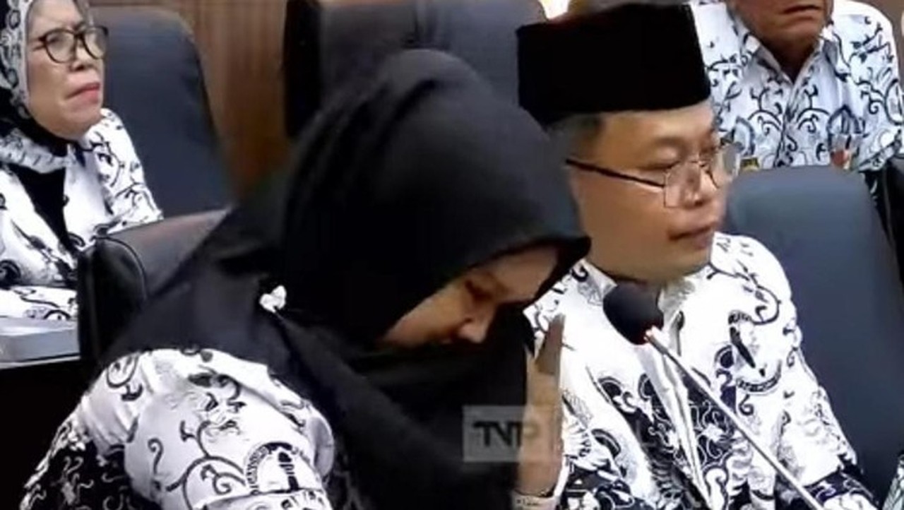 Tangisan Guru Honorer di Senayan: Keluhan Kesejahteraan dan Kesulitan Data Pendidikan Tangisan Guru Honorer di Senayan: Keluhan Kesejahteraan dan Kesulitan Data Pendidikan