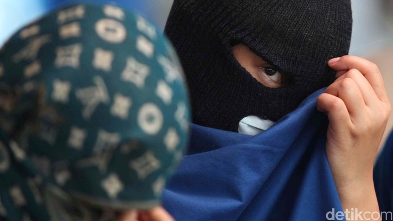 Dua Pria Penempel Barcode Judi Online di Warkop Jaksel Diringkus Polisi