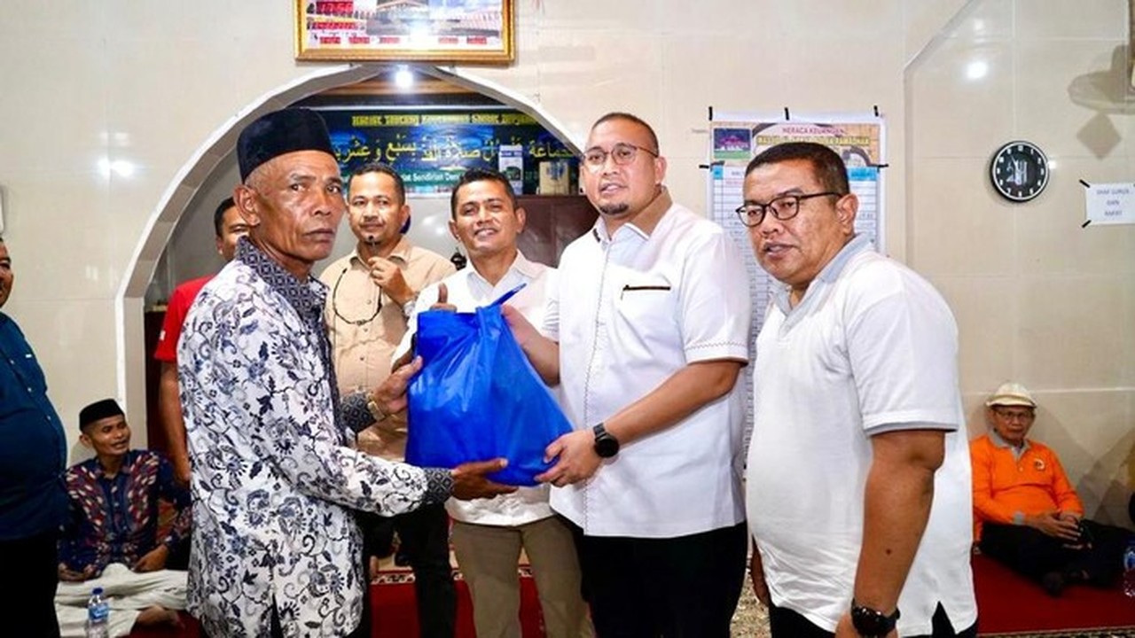 Jelang Ramadan, Andre Rosiade Bagikan 1.000 Paket Sembako untuk Warga Tigo Lurah