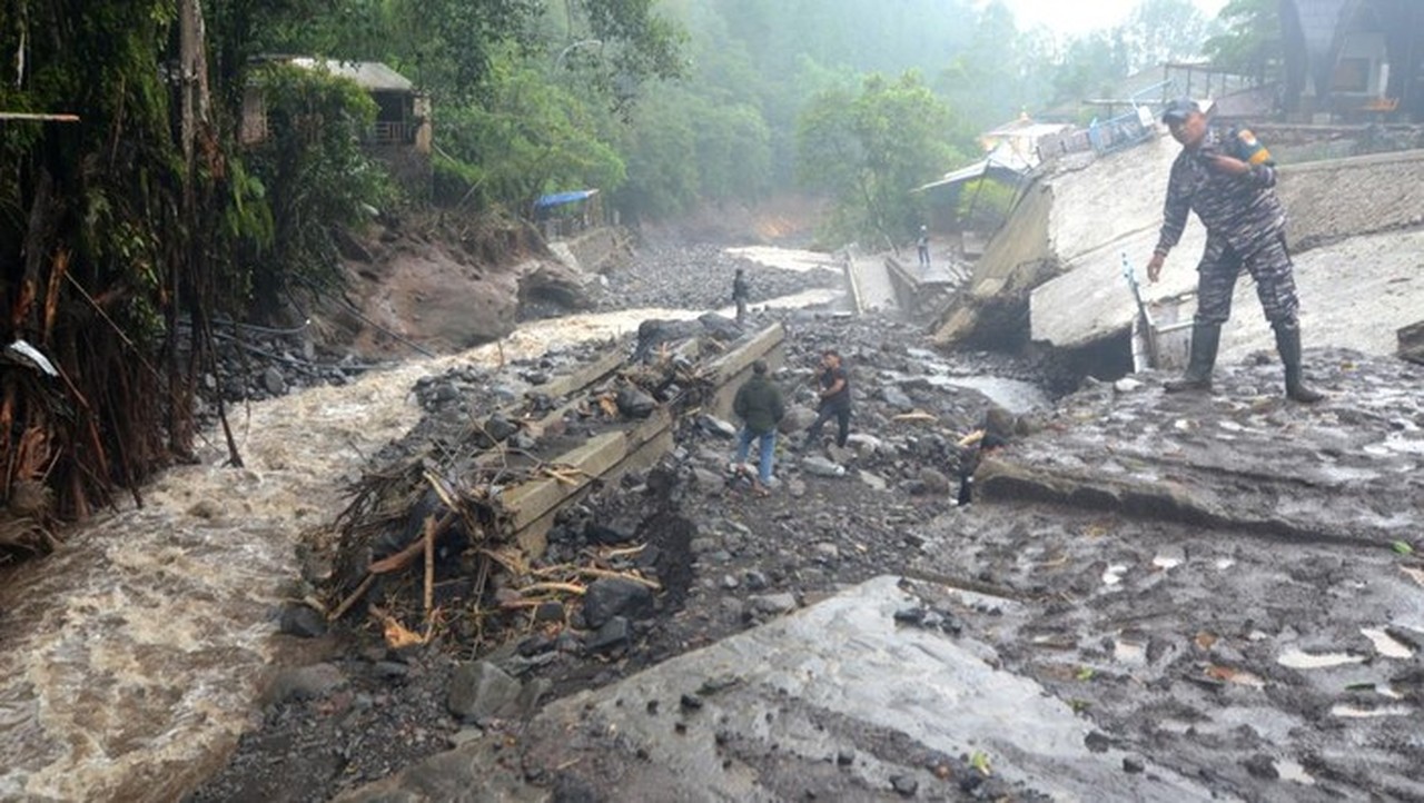 DPR Minta Kemenhut Usut Dugaan Penebangan Hutan Penyebab Banjir Bandang Guci