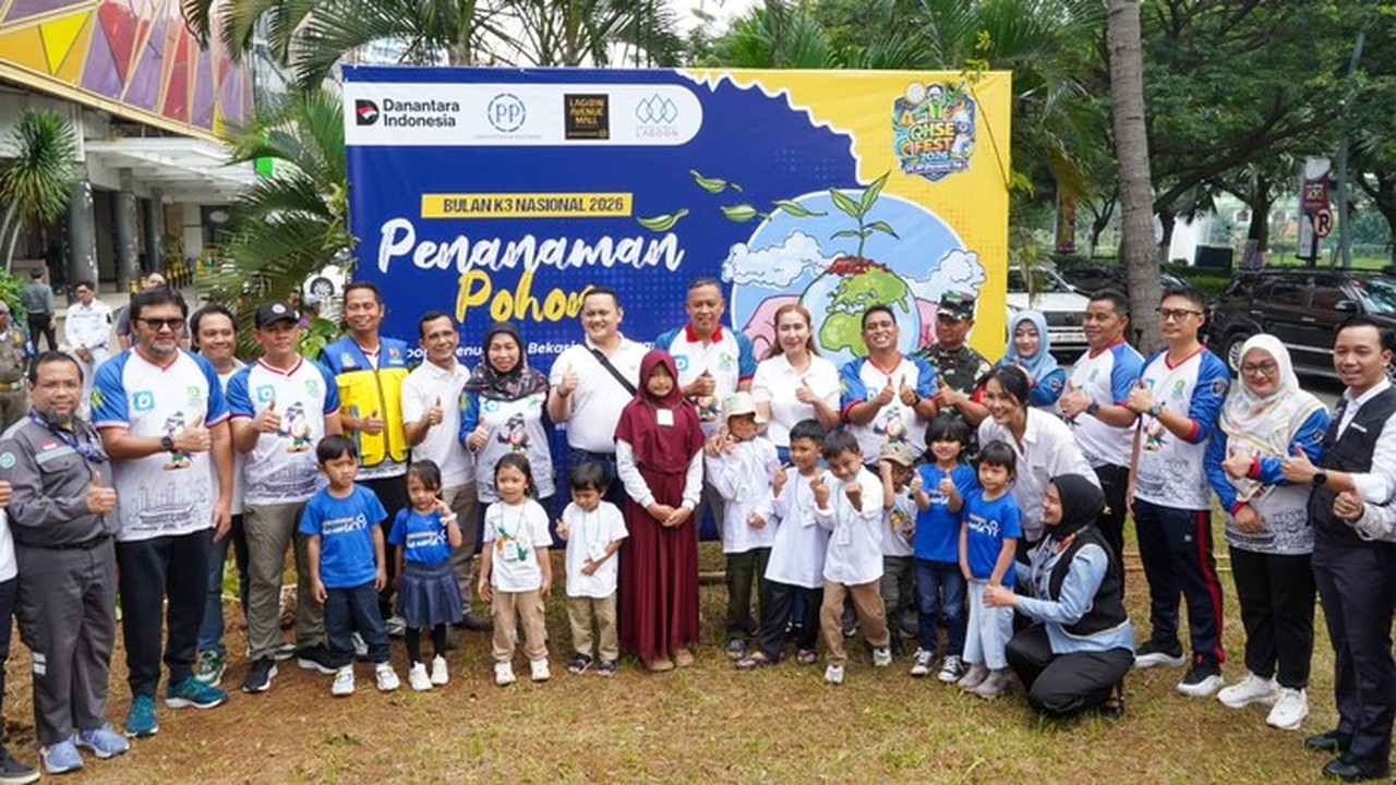 PT PP Sinergikan K3, ESG, dan Transportasi Hijau Lewat Penanaman Pohon di Bekasi