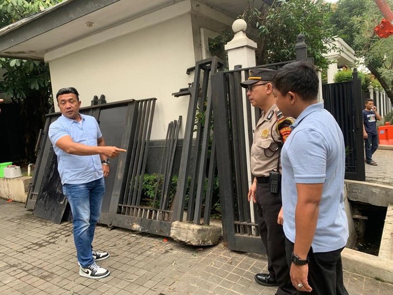 Diduga Mengantuk, Pengemudi Mobil Tabrak Pagar Rumah Jusuf Kalla di Jakarta Selatan