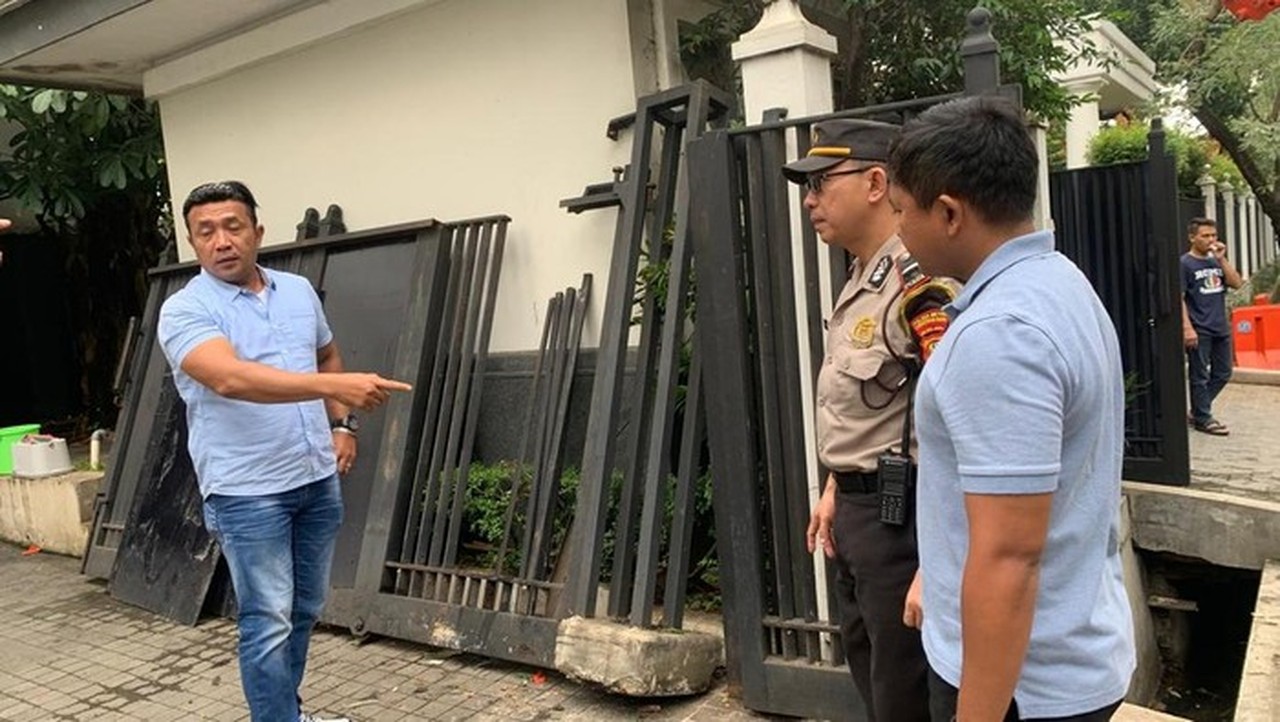 Pagar Rumah Jk Rusak Akibat Ditabrak Mobil Dini Hari Tadi (dok. Istimewa)