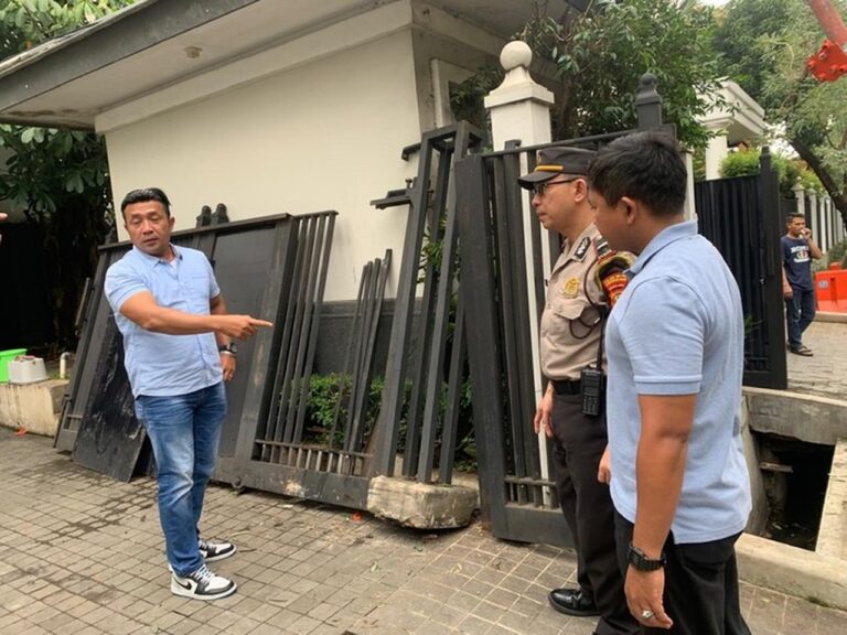 Mobil Tabrak Pagar Rumah Jusuf Kalla di Dharmawangsa, Pengemudi Diduga Mengantuk