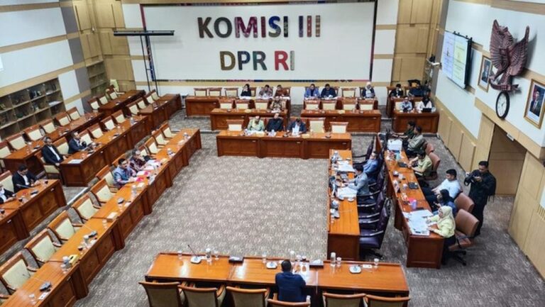 Komisi III DPR Undang MKMK Bahas Penetapan Adies Kadir Sebagai Hakim Konstitusi