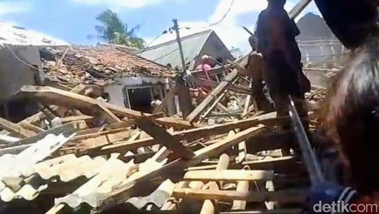 Sejumlah Rumah Hancur Gegara Ledakan Di Situbondo. (chuk Shatu Widarsha/detikjatim)