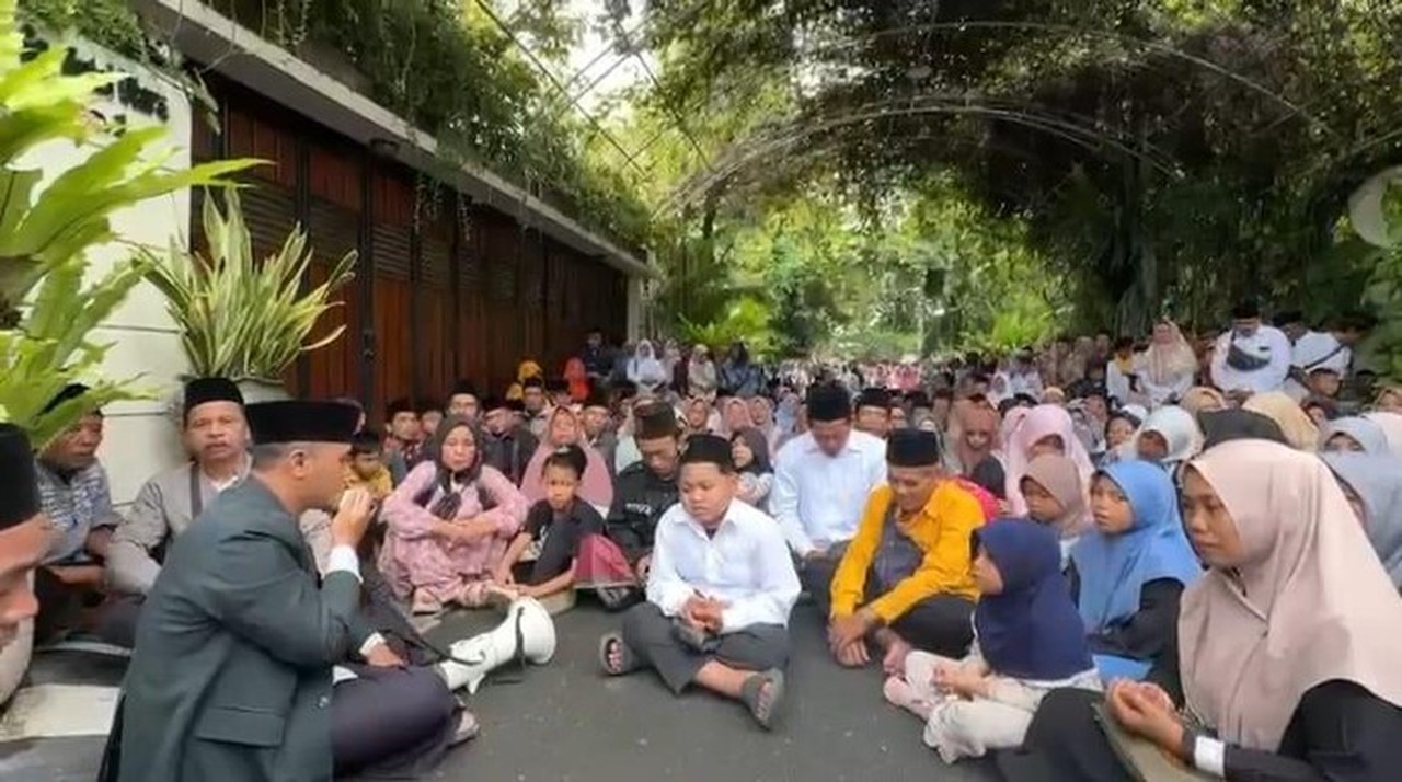 Momen Warga Tahlilan Di Depan Rumah Presiden Ke 7 Joko Widodo (jokowi). (foto: Istimewa)
