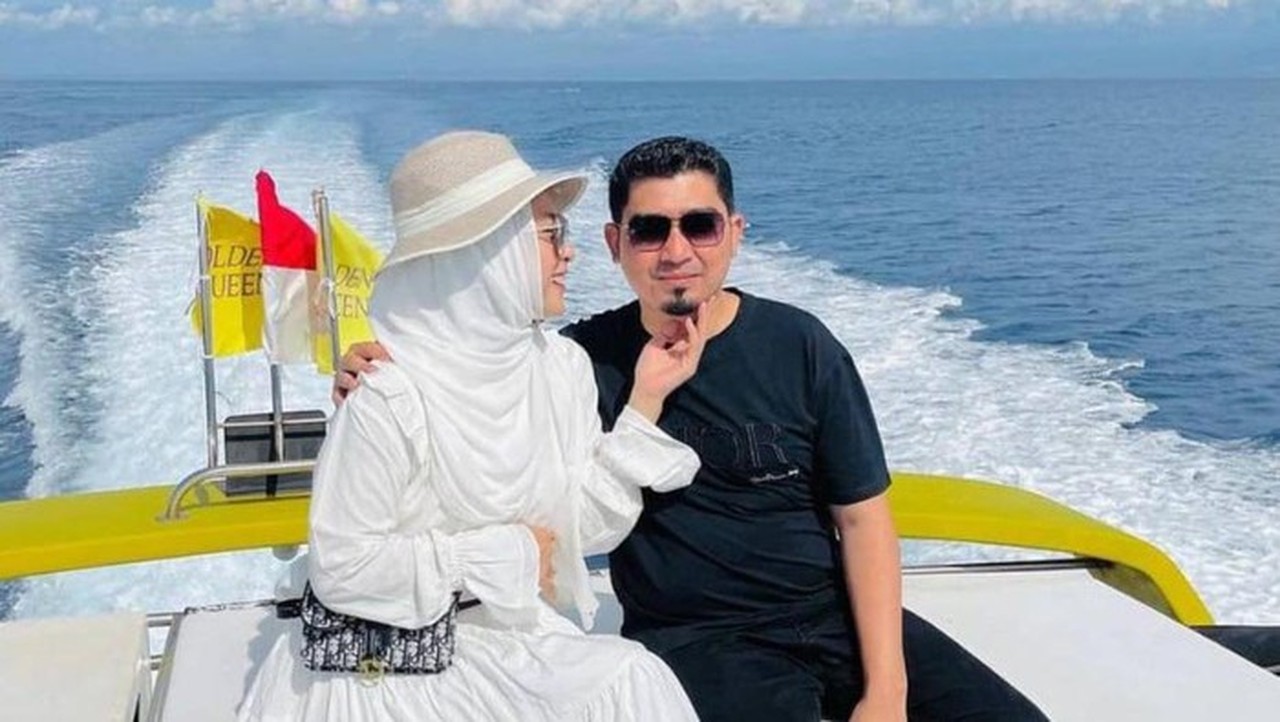Ustaz Solmed dan April Jasmine: Kunci Harmonis 14 Tahun Pernikahan adalah Jangan Ajak Istri Ngambek Berdebat Ustaz Solmed dan April Jasmine: Kunci Harmonis 14 Tahun Pernikahan adalah Jangan Ajak Istri Ngambek Berdebat