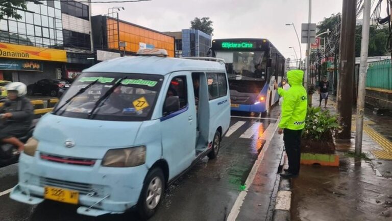 Macet Pagi Ini di Jatinegara, Jakarta Timur Akibat Volume Kendaraan Tinggi Macet Pagi Ini di Jatinegara, Jakarta Timur Akibat Volume Kendaraan Tinggi