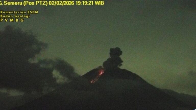 Gunung Semeru Kembali Mengamuk: Tiga Erupsi Malam Ini, Kolom Abu Capai 1 Km