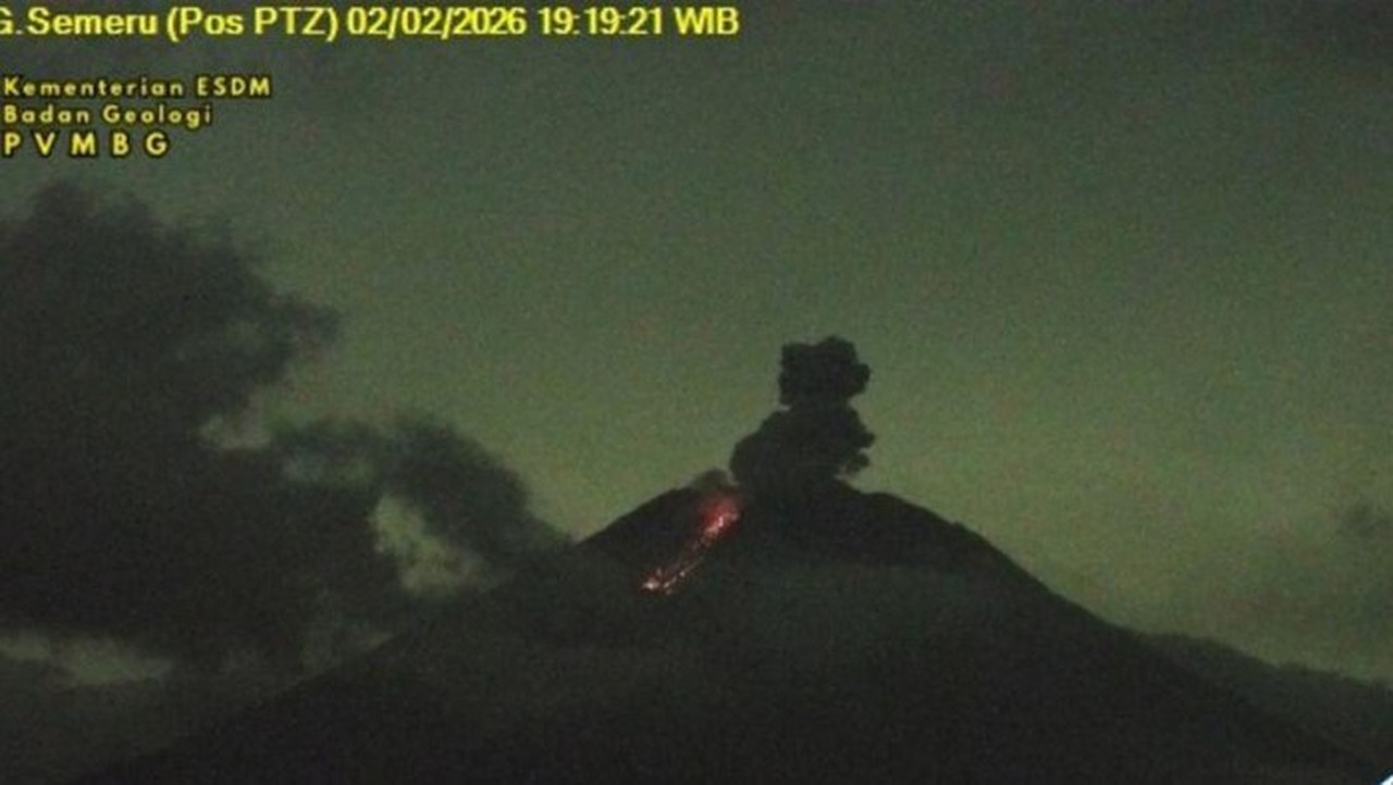 Gunung Semeru Kembali Mengamuk: Tiga Erupsi Malam Ini, Kolom Abu Capai 1 Km Gunung Semeru Kembali Mengamuk: Tiga Erupsi Malam Ini, Kolom Abu Capai 1 Km
