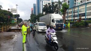 Banjir 15 Cm di Jl DI Panjaitan Jakarta Timur Surut, Lalin Arah Cempaka Putih Padat