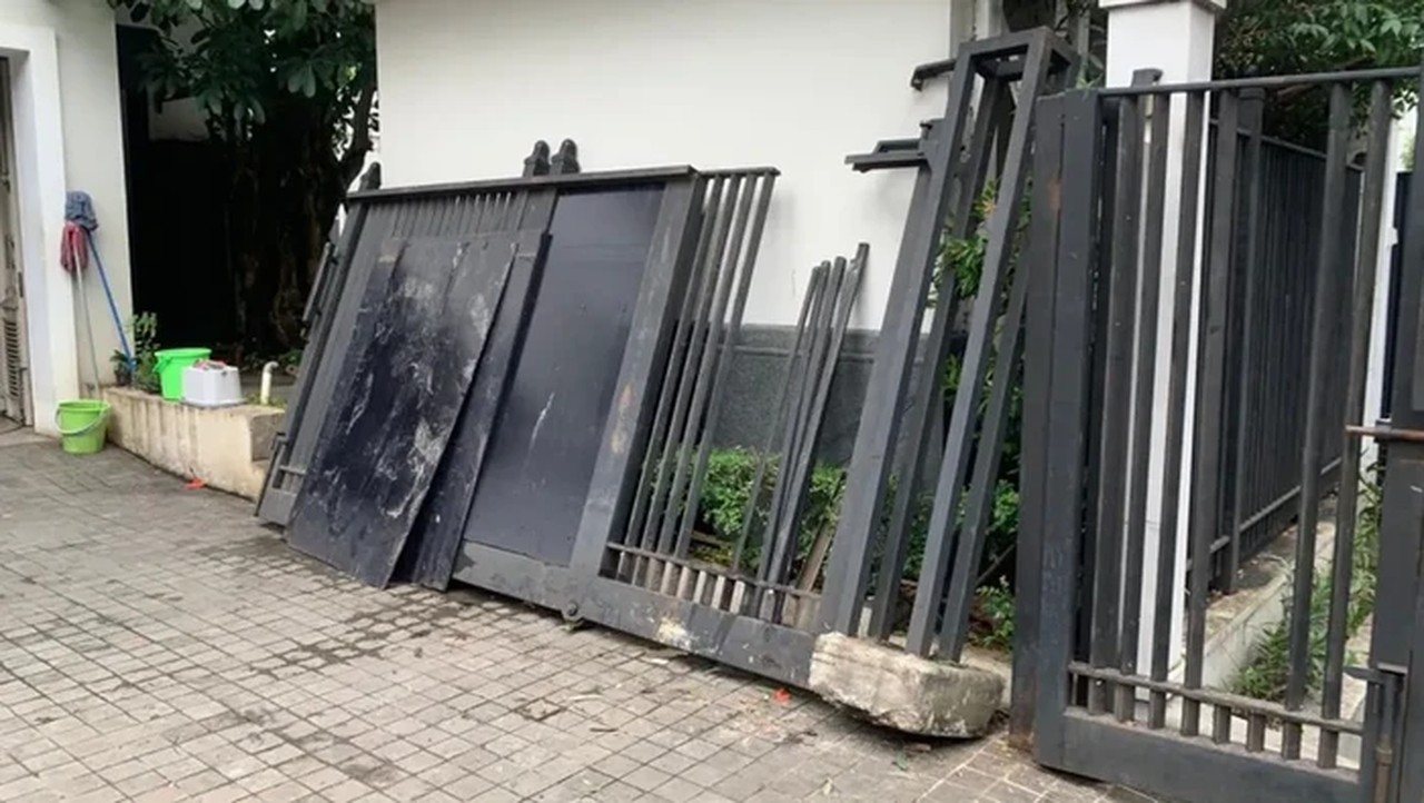 Penabrak Pagar Rumah Wapres Ke 10 Dan Ke 12, Jusuf Kalla (jk), Di Jaksel Diharuskan Membayar Kerugian Sekitar Rp 25 Juta. (antara/ho Dok. Pribadi)