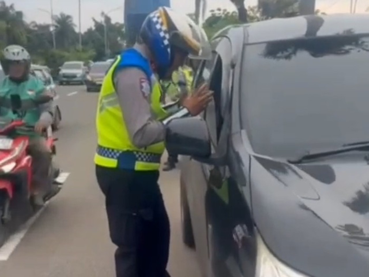 Foto Polisi Mengedukasi Pelanggar Lalin : (tangkapan Layar)