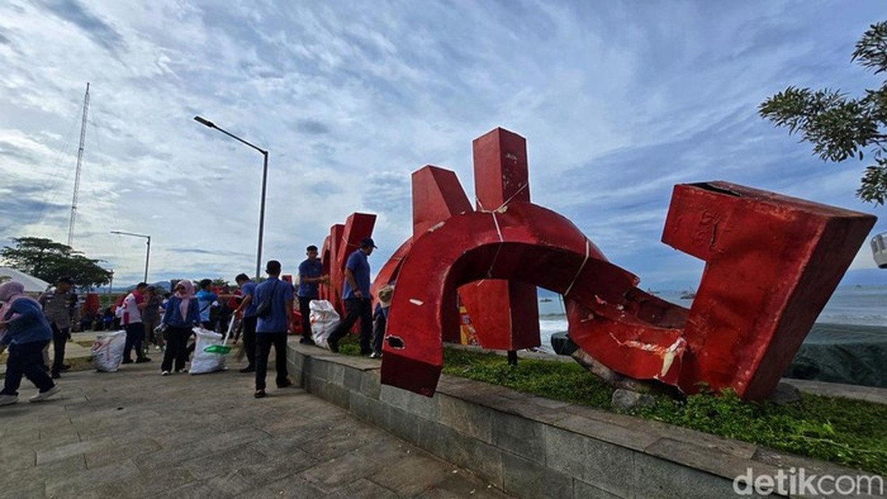 Alun-alun Gadobangkong Sukabumi Rusak Parah, Bupati Asep Japar Kecewa