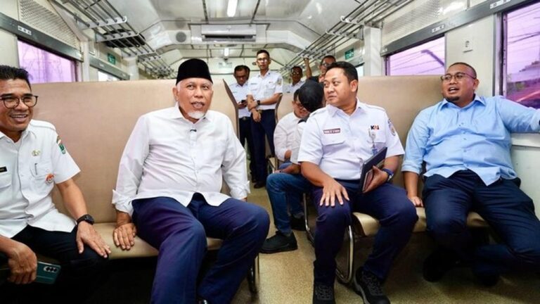 Andre Rosiade dan Gubernur Sumbar Jajal Kereta, Matangkan Rencana Commuter Line Padang Andre Rosiade dan Gubernur Sumbar Jajal Kereta, Matangkan Rencana Commuter Line Padang