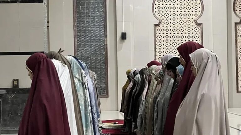 Masjid Darul Mukhlisin Aceh Tamiang Gelar Tarawih Perdana Pasca Banjir Kayu Gelondongan Masjid Darul Mukhlisin Aceh Tamiang Gelar Tarawih Perdana Pasca Banjir Kayu Gelondongan