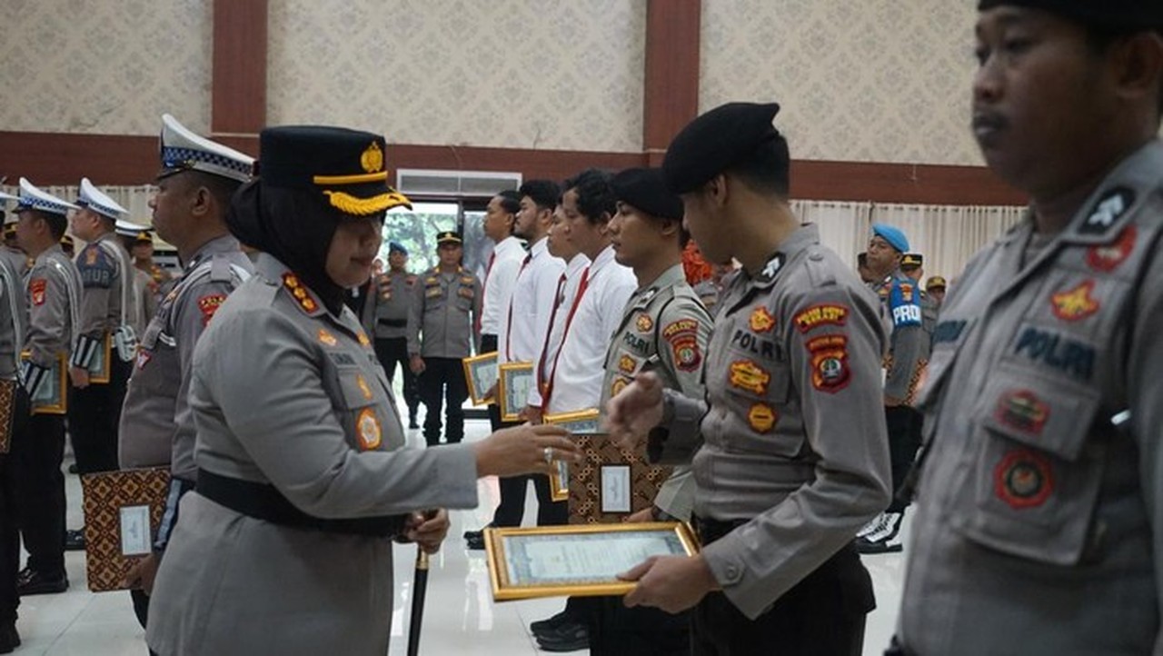 Kapolres Bekasi Beri Penghargaan 39 Anggota, Tekankan Pelayanan Publik yang Humanis