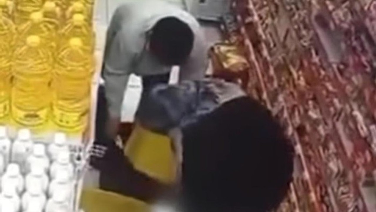 Komplotan Pencuri Beraksi di Minimarket Cibinong Terekam CCTV, Polisi Lakukan Penyelidikan