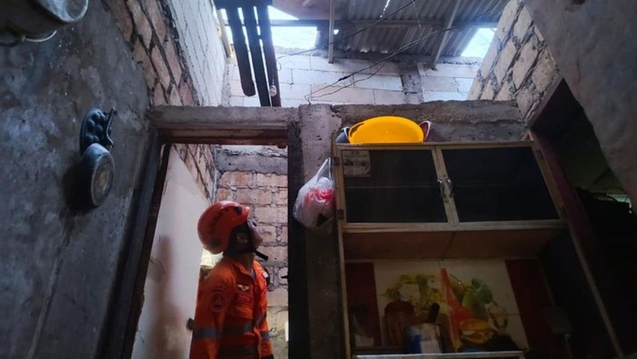 Hujan Dan Angin Kencang Mengakibatkan Lima Rumah Di Bogor Utara Rusak. (dok Istimewa)