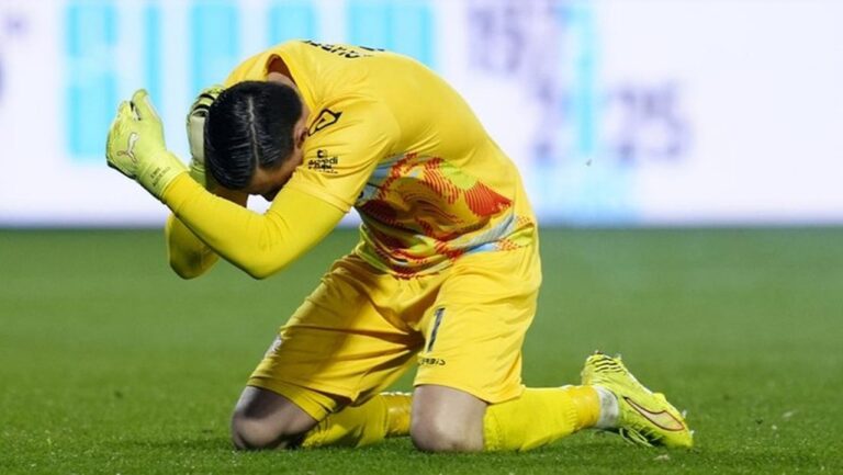 Kiper Emil Audero Terkena Flare Saat Lawan Inter Milan, Pelempar Kehilangan 3 Jari Kiper Emil Audero Terkena Flare Saat Lawan Inter Milan, Pelempar Kehilangan 3 Jari