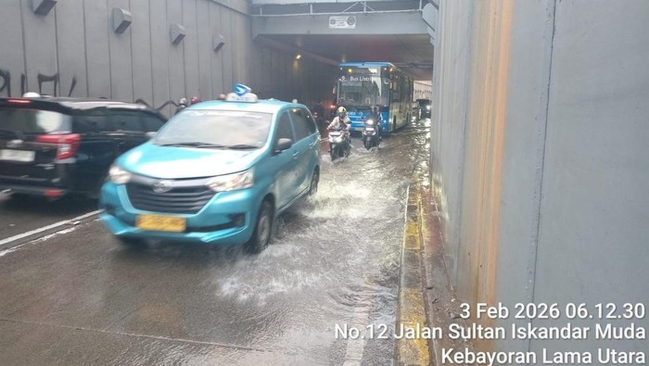 Underpass Simprug Kebayoran Terendam Banjir, Lalu Lintas Tersendat Setinggi 25 Cm Underpass Simprug Kebayoran Terendam Banjir, Lalu Lintas Tersendat Setinggi 25 Cm