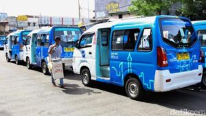 Berani! Sopir Jaklingko Serempet Jambret hingga Jatuh di Jakarta Timur