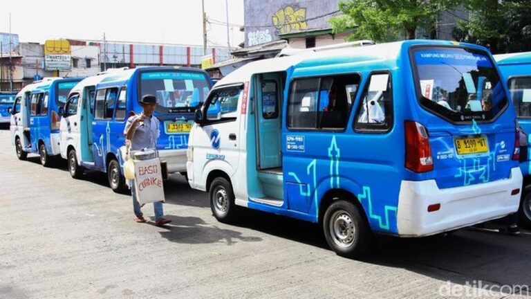 Berani! Sopir Jaklingko Serempet Jambret hingga Jatuh di Jakarta Timur Berani! Sopir Jaklingko Serempet Jambret hingga Jatuh di Jakarta Timur