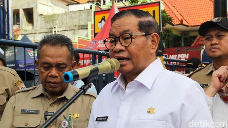 Pramono Anung Dukung Penuh Arahan Prabowo: Gentengisasi hingga Penertiban Spanduk di Jakarta Pramono Anung Dukung Penuh Arahan Prabowo: Gentengisasi hingga Penertiban Spanduk di Jakarta