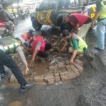 Polisi Perbaiki Darurat Jalan Rusak di Serang untuk Tekan Angka Kecelakaan