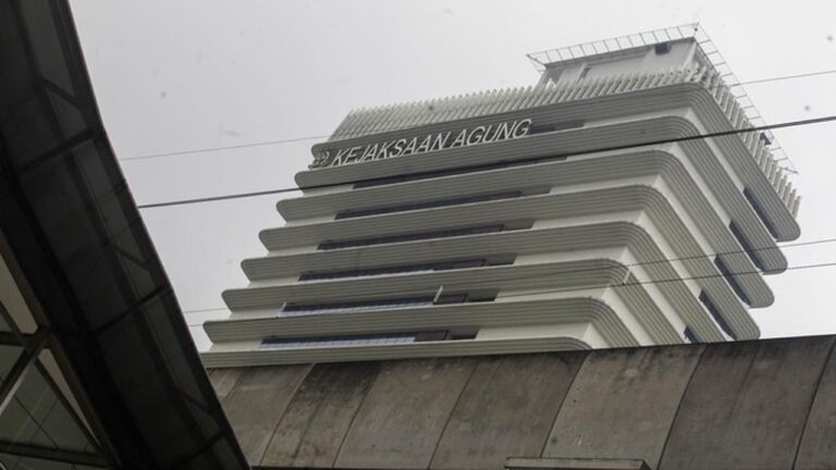 Kejagung Ungkap Riza Chalid Bersembunyi di Salah Satu Negara ASEAN, Red Notice Diterbitkan Interpol Kejagung Ungkap Riza Chalid Bersembunyi di Salah Satu Negara ASEAN, Red Notice Diterbitkan Interpol