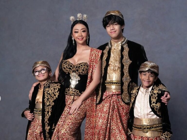 Asri Welas Ungkap Alasan Foto Keluarga Hanya Bersama Tiga Anak Laki-lakinya Asri Welas Ungkap Alasan Foto Keluarga Hanya Bersama Tiga Anak Laki-lakinya