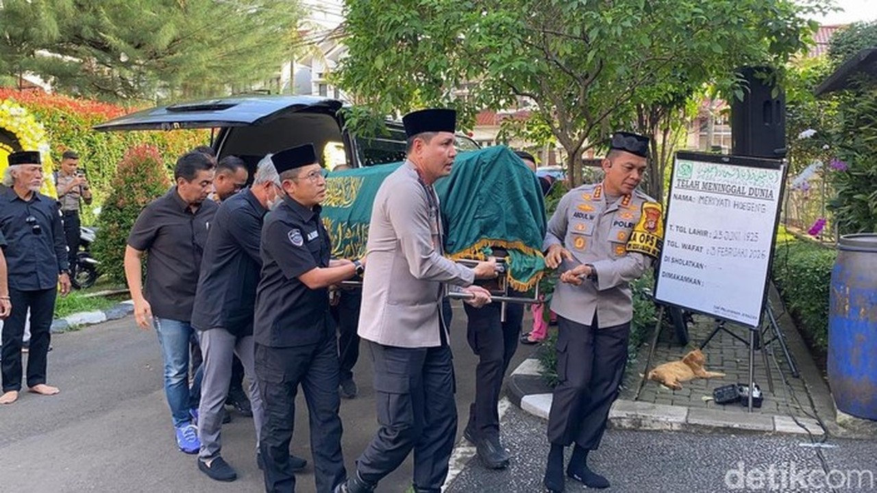 Jenazah Eyang Meri Hoegeng Tiba di Depok Disambut Isak Tangis Keluarga dan Karangan Bunga Jenazah Eyang Meri Hoegeng Tiba di Depok Disambut Isak Tangis Keluarga dan Karangan Bunga
