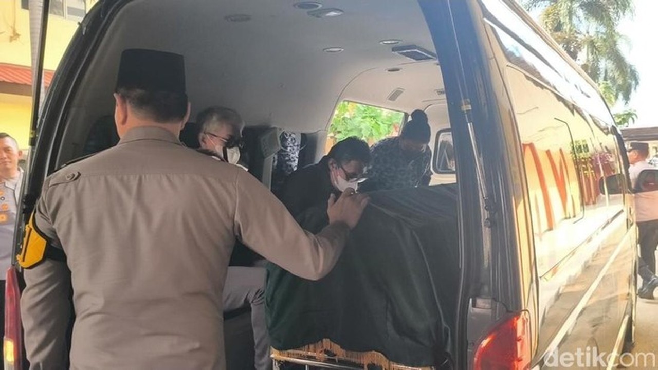 Jenazah Eyang Meri, Istri Jenderal Hoegeng, Diberangkatkan ke Rumah Duka di Depok