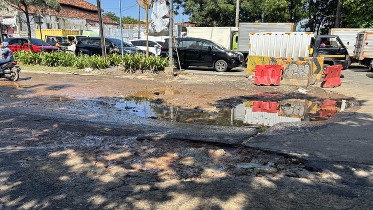 Warga Penjaringan Tambal Jalan Berlubang Demi Keselamatan Pengendara