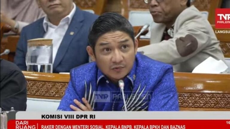 Momen Pasha ‘Ungu’ Nyanyikan Lagu Noah di Tengah Rapat Bahas Bencana di DPR