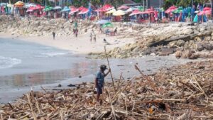 Atasi Sampah Pantai Bali, Kemenpar dan Pemprov Bentuk Satgas Khusus