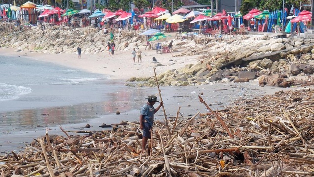 Atasi Sampah Pantai Bali, Kemenpar dan Pemprov Bentuk Satgas Khusus