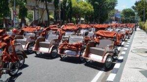 Presiden Prabowo Serahkan 200 Becak Listrik untuk Lansia di Lamongan